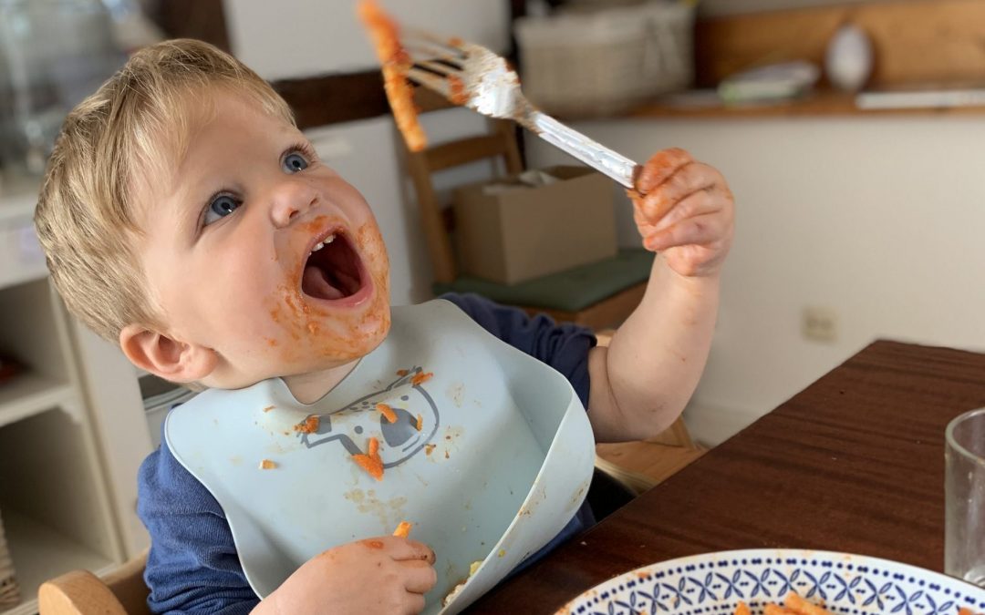 Das Baby lernt den Löffel kennen